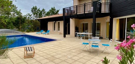 G0272 Spacious house with a huge fantastic pool and forest view